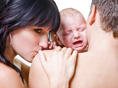 Parents et bébé qui pleure